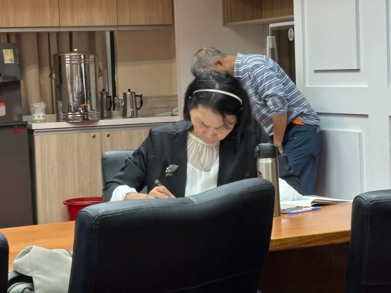 民眾黨候任立委蔡春綢旁聽公聽會，低頭勤抄筆記。邱筠媜攝