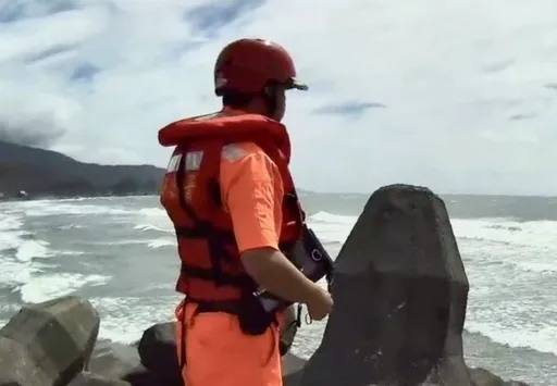 萬里捕蟹船北部外海翻覆9人落海　鄰船救起6人！船長及2漁工纏漁網葬身海中