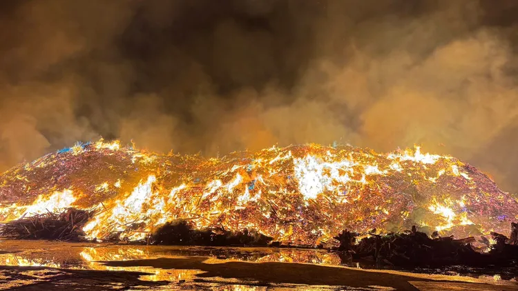 台南后壁区暂置场于21日晚间发生大火，恶火延烧、焦臭弥漫。台南市议员李宗翰脸书