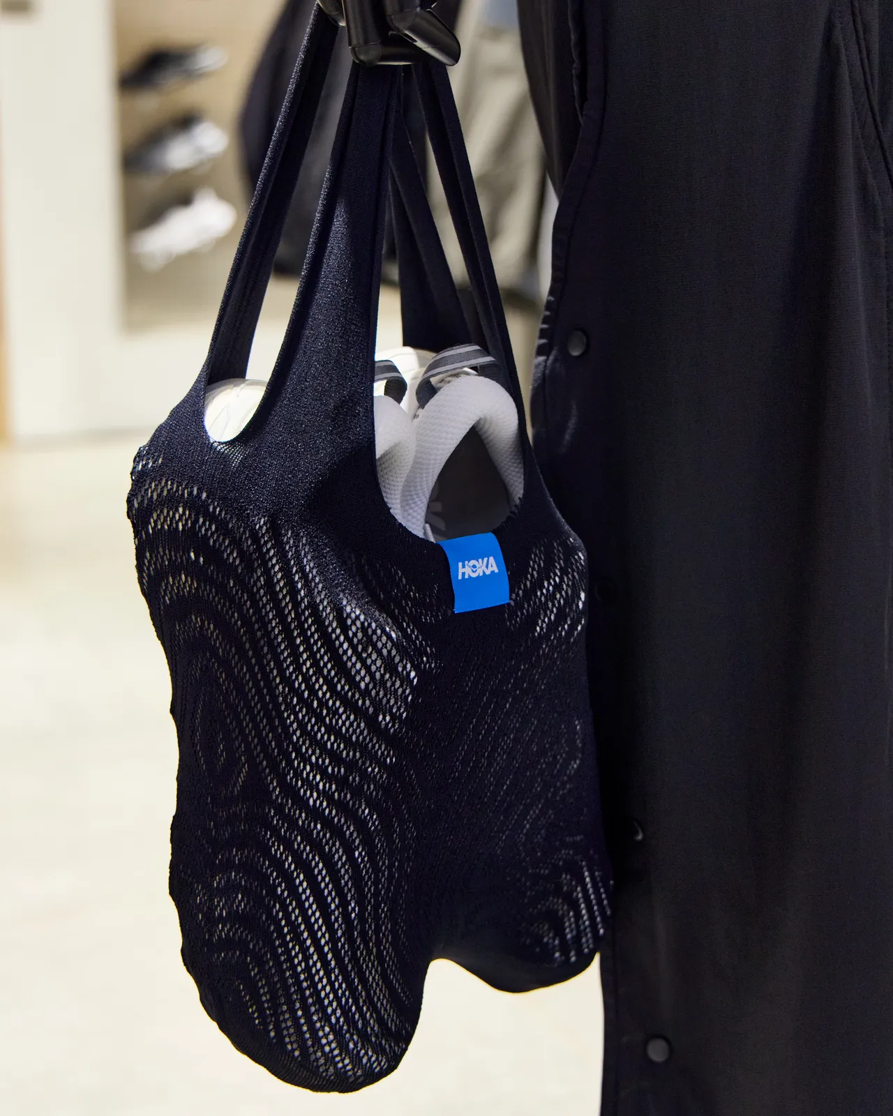 展览期间购买任一 oqLiq 商品加上HOKA Mafate系列鞋款，即可获得「HOKA x oqLiq 等高线弹性针织提袋」。品牌提供