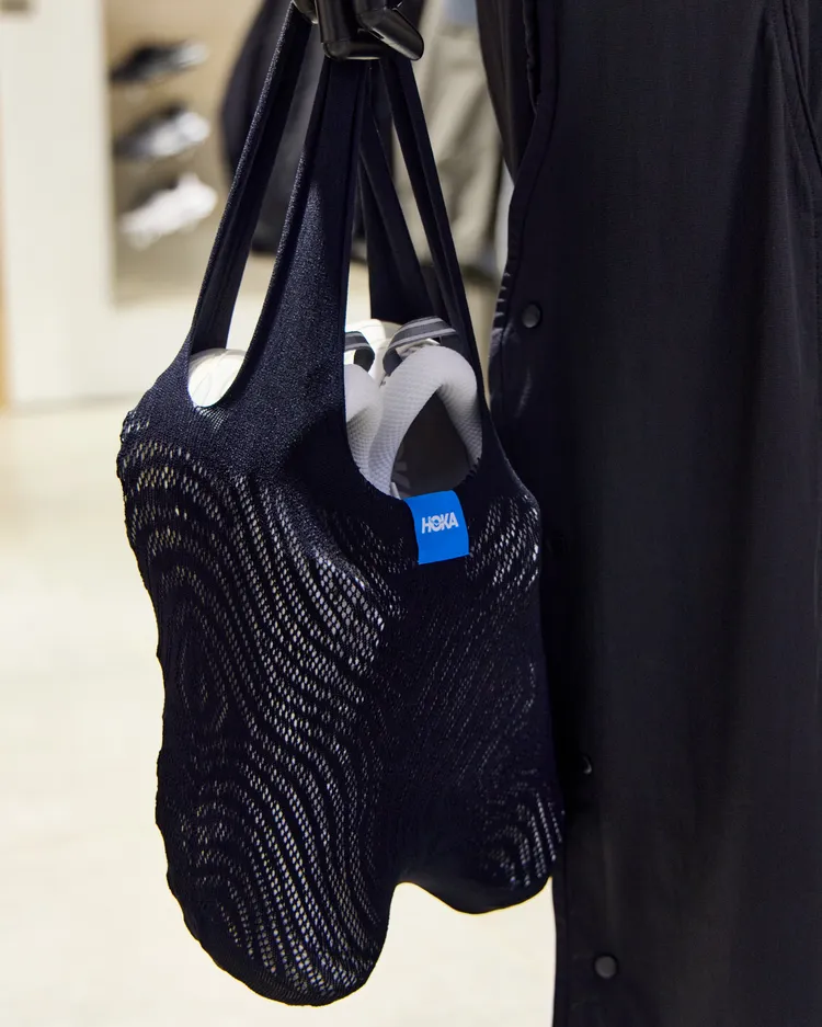 展覽期間購買任一 oqLiq 商品加上HOKA Mafate系列鞋款，即可獲得「HOKA x oqLiq 等高線彈性針織提袋」。品牌提供