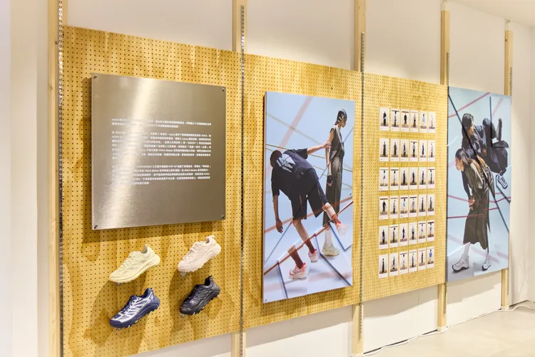 伸展台重現區帶來oqLiq同款秀服搭配HOKA Mafate Lifestyle鞋履。品牌提供