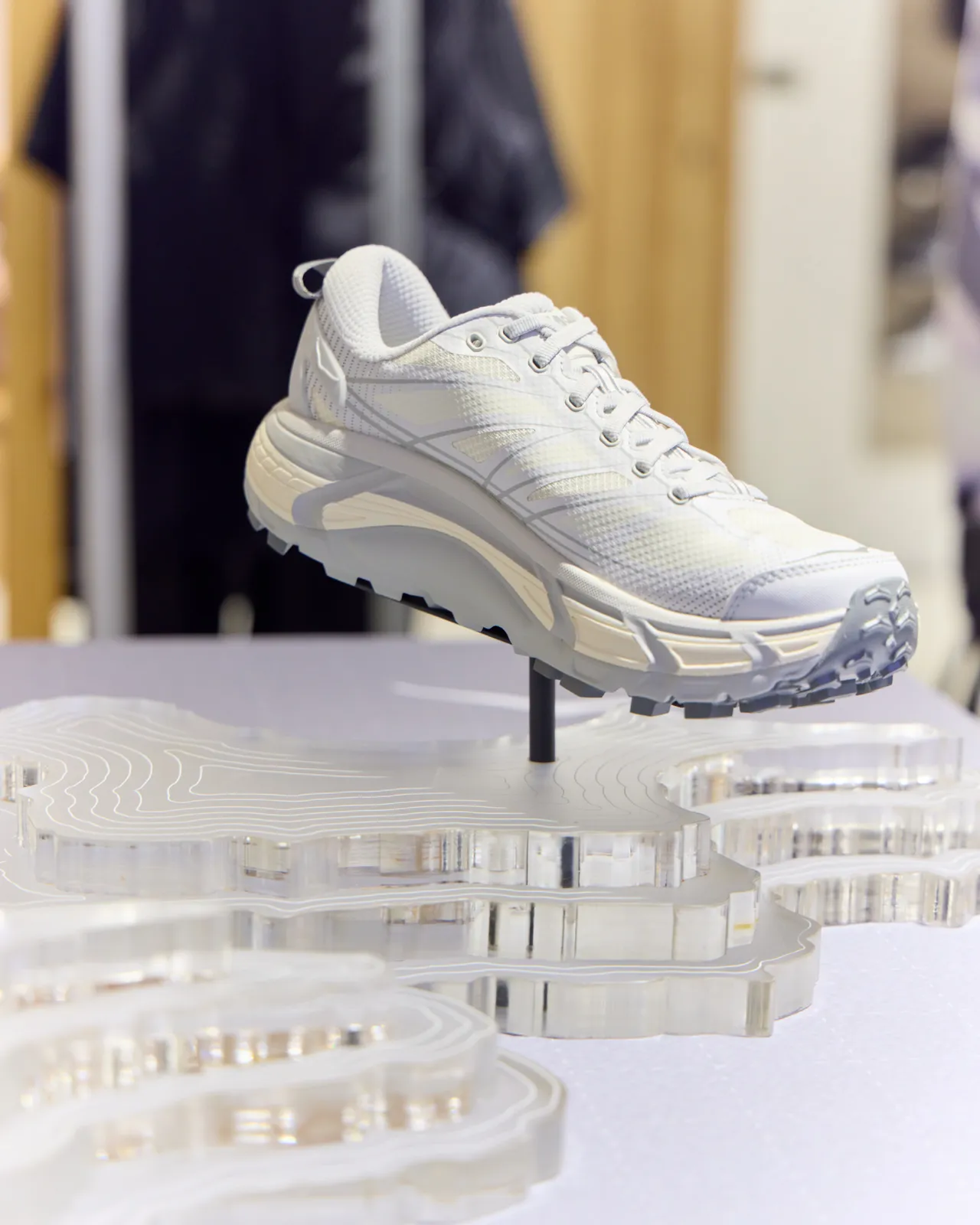 等高线展示区打造层层堆叠的压克力地形结构，象征鞋款自如应对峡谷地貌起伏的优异性能。品牌提供