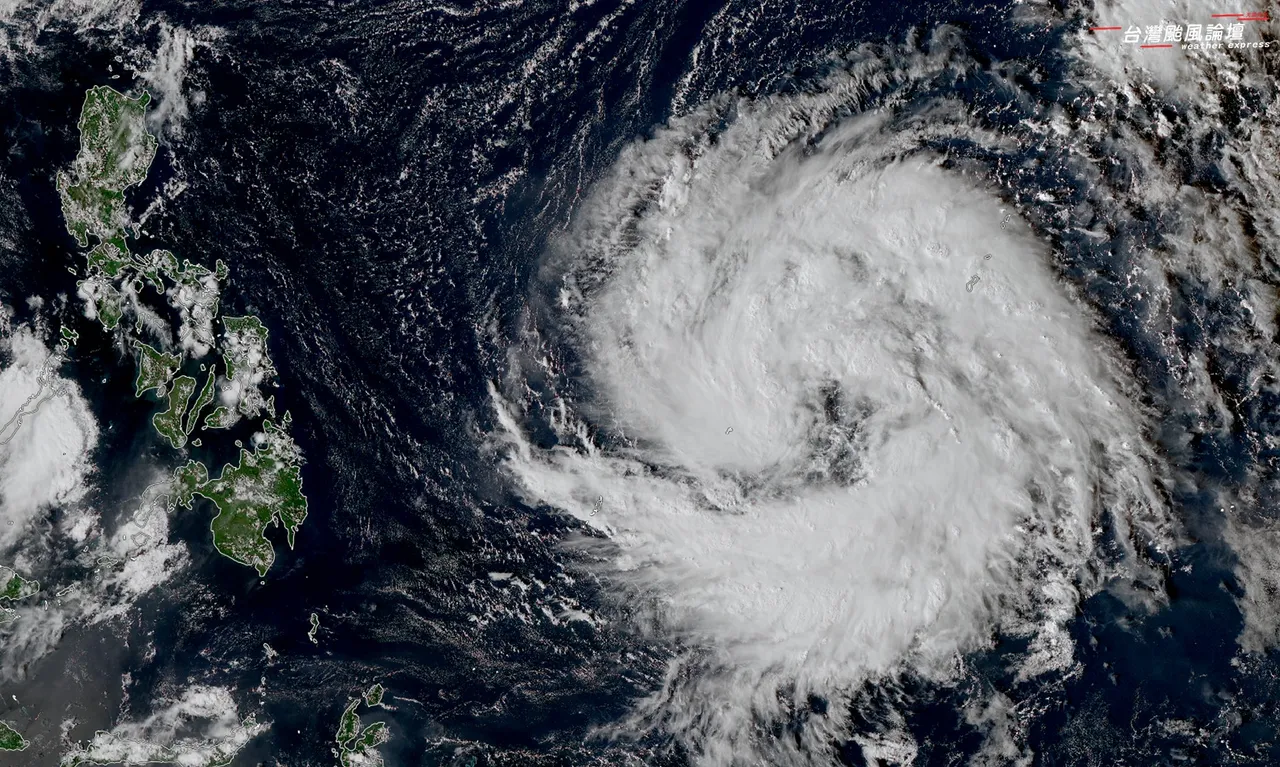 鳳凰颱風超大一隻持續增強　這天起結合東北季風「花蓮紫到發白」