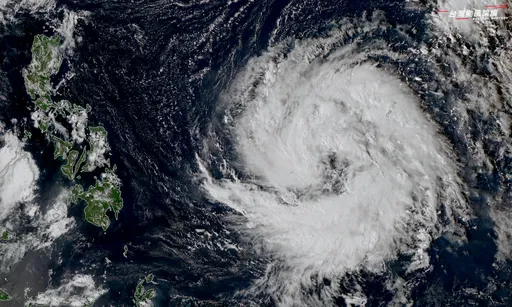 鳳凰颱風超大一隻持續增強　這天起結合東北季風「花蓮紫到發白」