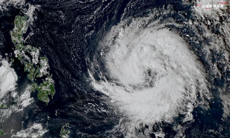 鳳凰颱風（右）體型巨大，旁邊菲律賓（左）顯得相當薄弱。翻攝自台灣颱風論壇