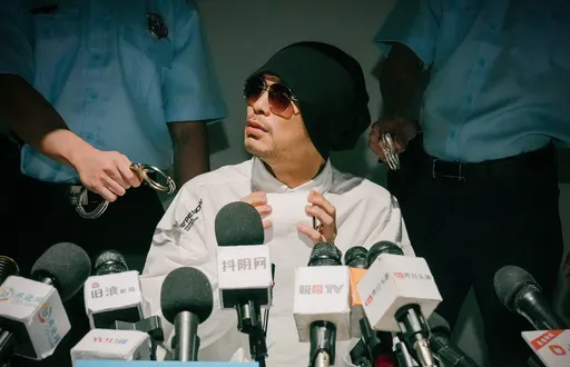 黄明志恐挨3下鞭刑有多可怕！ 把人绑成Ｘ形「最裸露状态」