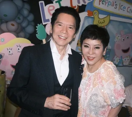 向華強及向太在香港演藝圈很有份量。翻攝向佐微博