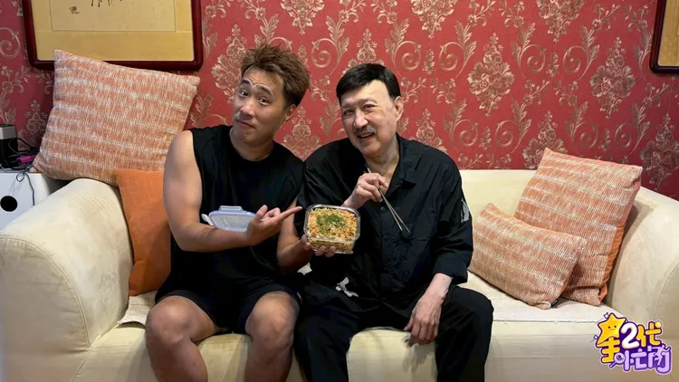 余祥銓親自炒飯孝敬余天。Yahoo《星二代很忙內》提供提供