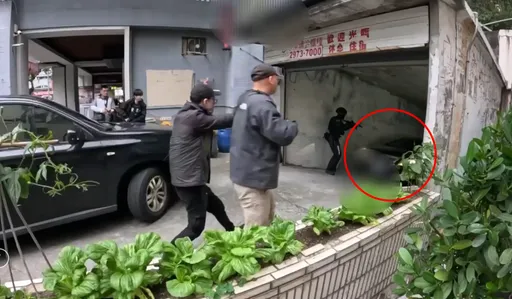 給我下車！新北大批警員荷槍實彈圍車道抓人　毒販車上嚇壞「以為黑吃黑」　