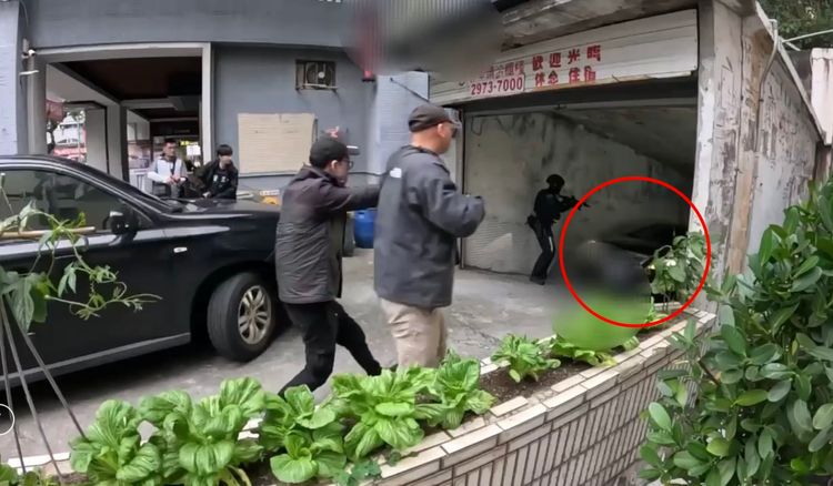 給我下車！新北大批警員荷槍實彈圍車道抓人　毒販車上嚇壞「以為黑吃黑」　