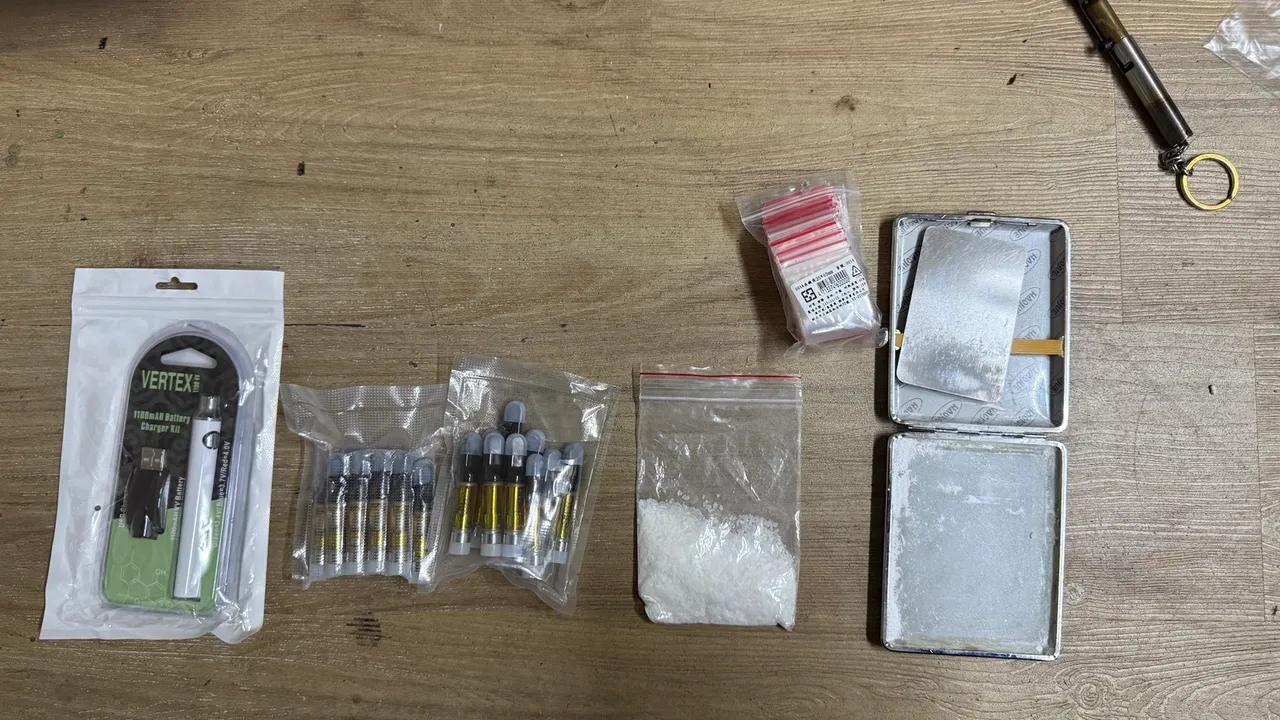 新北警方查扣K他命、大麻等毒品与分装工具，但嫌犯坚称只有自己食用。翻摄画面