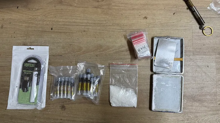 新北警方查扣K他命、大麻等毒品與分裝工具，但嫌犯堅稱只有自己食用。翻攝畫面