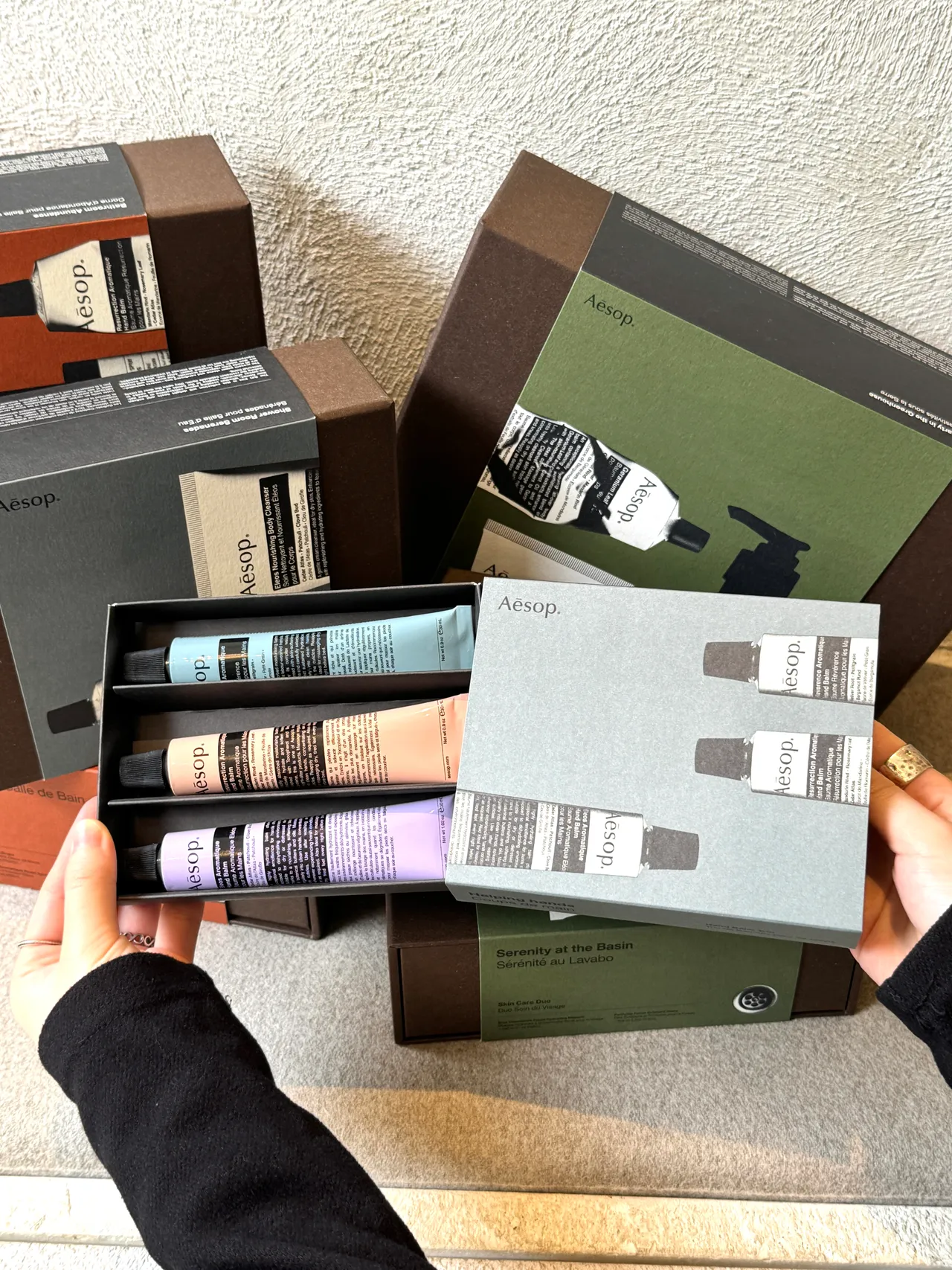 「温情手护」护手霜三重奏（包含赋活芳香、尊尚芳香、厄勒俄斯芳香护手霜各30ml），1550元。张家玲摄