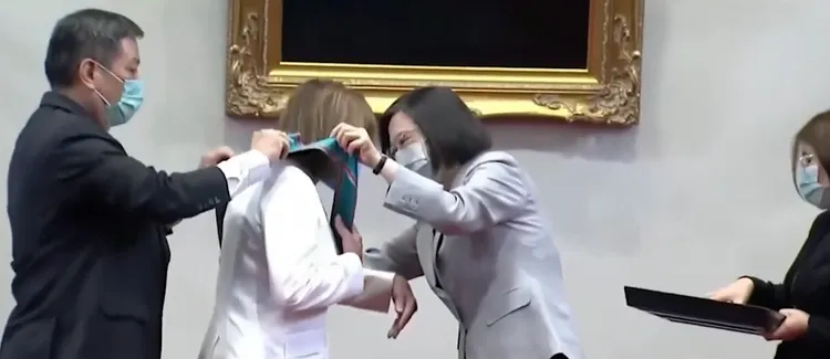 裴洛西2022年访台获蔡英文亲自授勋。翻摄自X @TeamPelosi