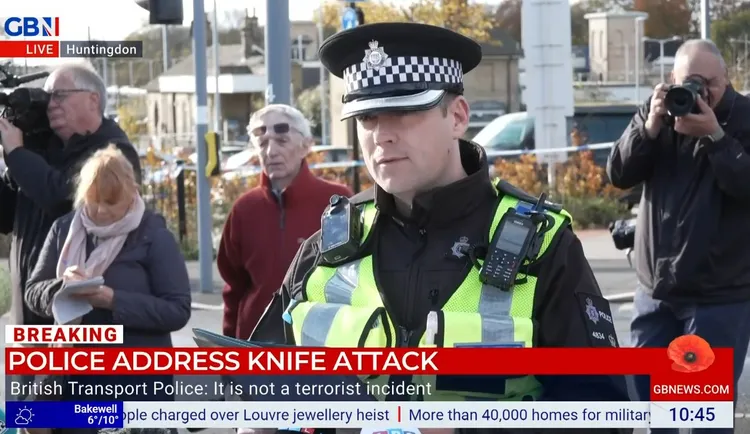 警方对外发布刺伤人消息。X