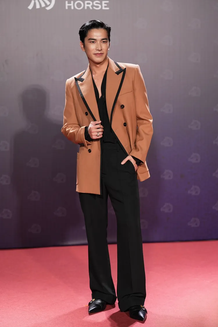 曾敬驊身著VALENTINO服裝搭配Boucheron珠寶。攝影中心攝