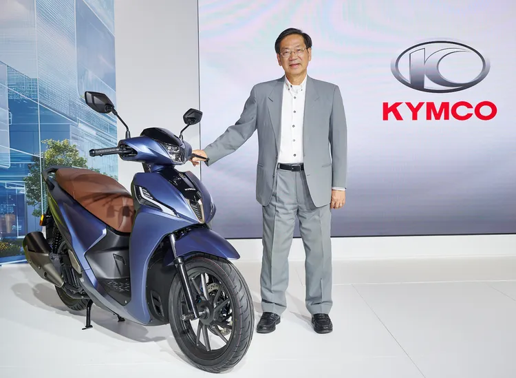 全新登场的KYMCO People R Hybrid 125，是品牌首款导入三向动力科技的水冷都会车款，搭载TRI-POWER三向动力科技与新开发125c.c.水冷引擎，综合输出达9.3kW。业者提供
