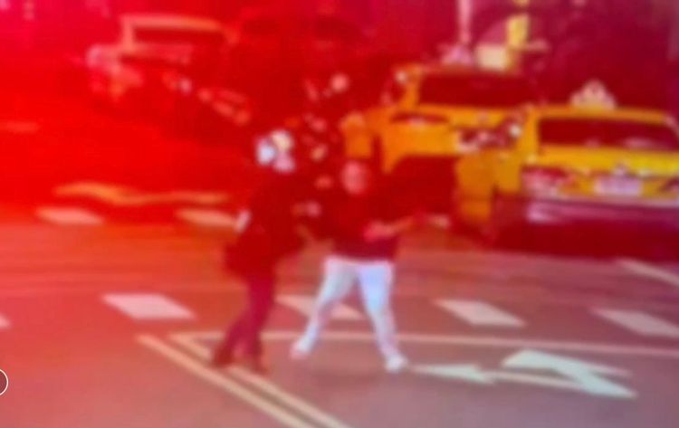 見警車就想跑!通緝犯偕友玩通宵「一個眼神」露餡 馬路上與警爆推擠慘遭壓制