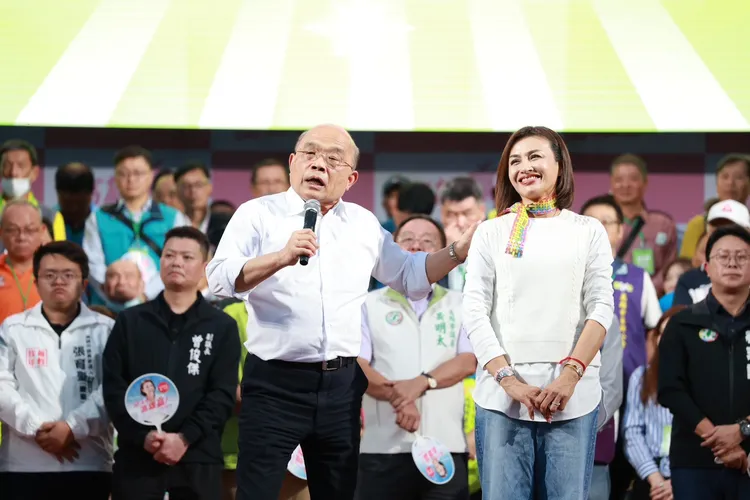 苏贞昌为邱议莹站台。翻摄画面