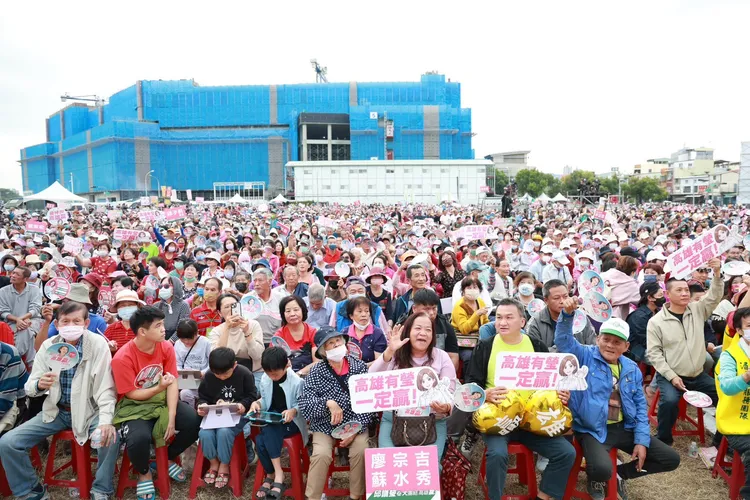 邱議瑩30日在鳳山區議會路舉辦首場大造勢。翻攝畫面