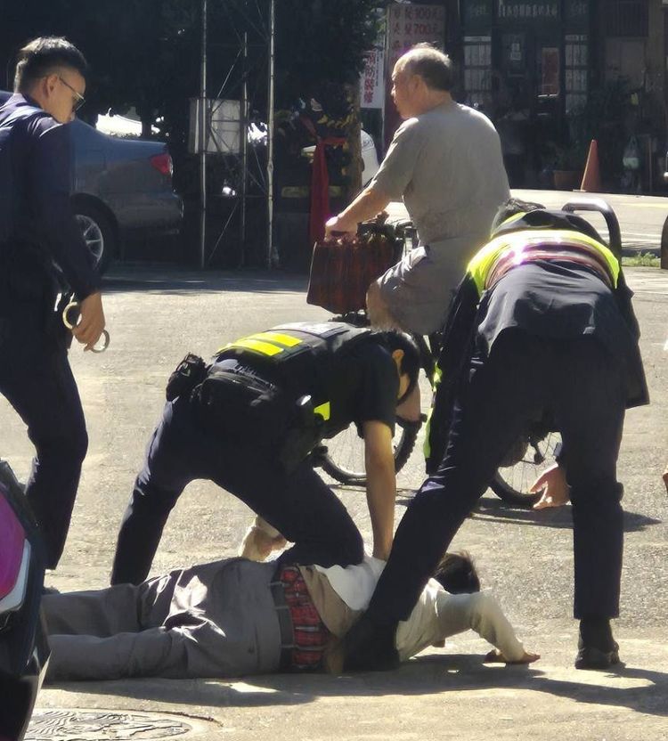 手持西瓜刀遊蕩！基隆脫序醉男嚇壞路人 警方火速壓制逮人