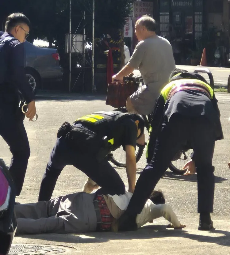 警方获报后立刻派员赶往现场将龙男逮捕。翻摄照片