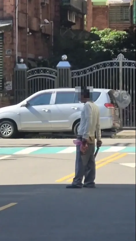 龙男手持西瓜刀在街上游荡吓坏不少路人。翻摄照片