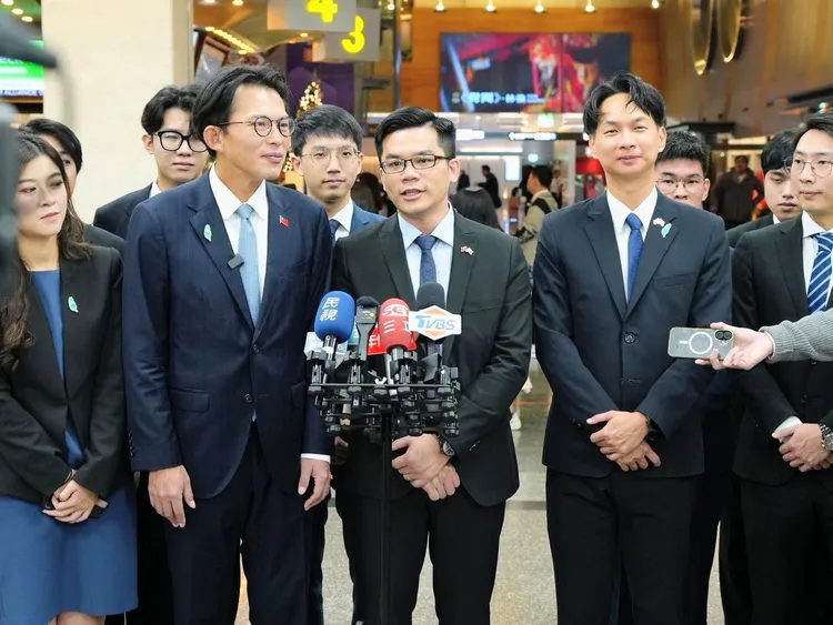 刚宣布加入民众党并表态参选市议员的吴皇升（中），近日陪同党主席黄国昌访日，引发其他参选人质疑「不公平」。翻摄吴皇升脸书