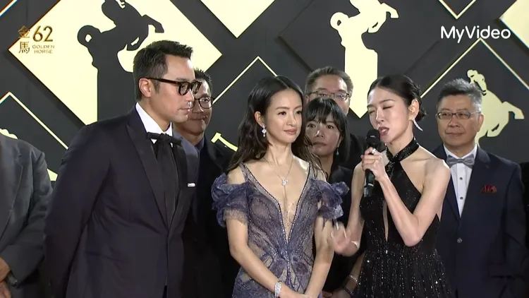 張孝全（左起）、林依晨紅毯受訪。翻攝MyvVideo