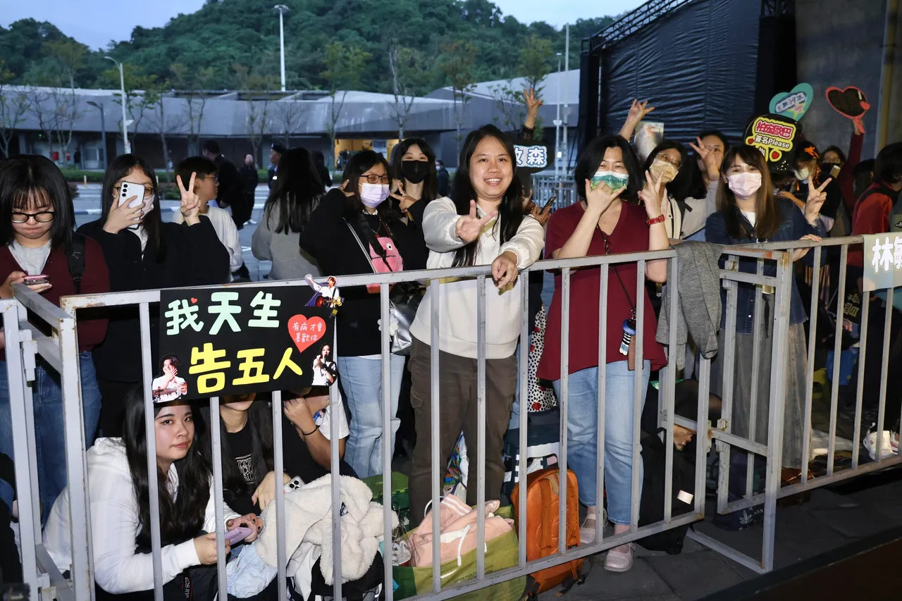 告五人歌迷展現熱情。攝影中心攝