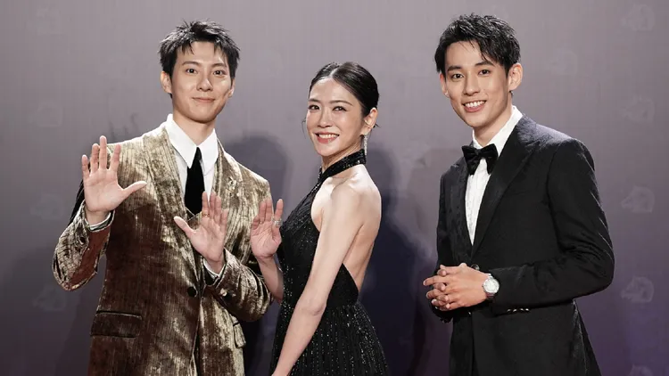 彭千祐（左起）、楊千霈、徐鈞浩主持金馬62紅毯。攝影中心攝