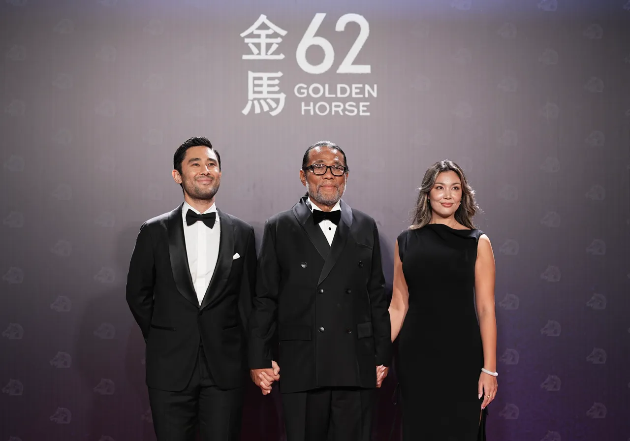 金馬執委會主席李屏賓（中）帶兒女一起走紅毯。攝影中心攝