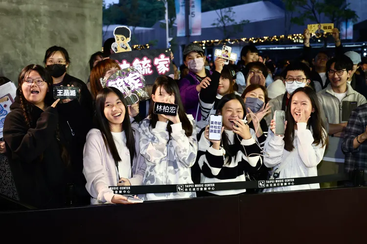 粉絲加油道具齊出。攝影中心攝