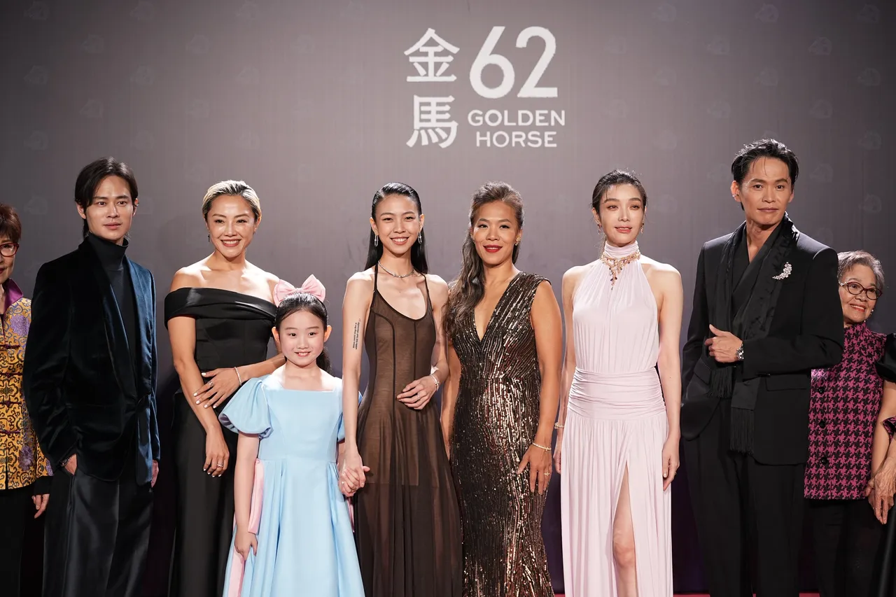 《左撇子女孩》剧组。摄影中心摄