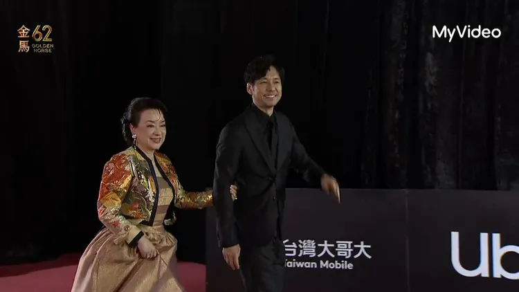 翁倩玉（左）、西島秀俊一起走紅毯。翻攝MyVideo