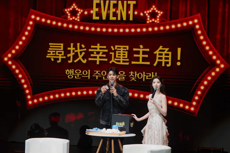 林柏宏（左）滿足葉舒華的心願，一起重現《背著善宰跑》。電通娛樂提供