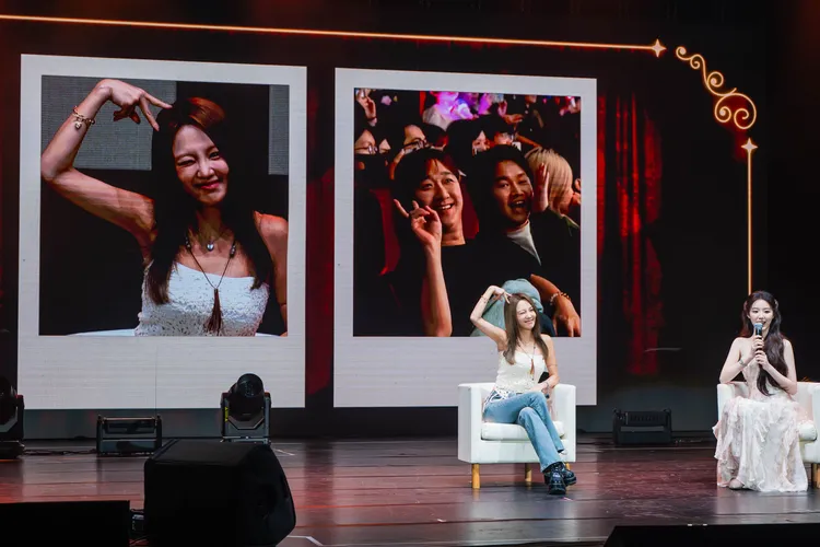 孝淵（左）兌現承諾力挺舒華，還擺出貓耳朵等姿勢寵粉。電通娛樂提供