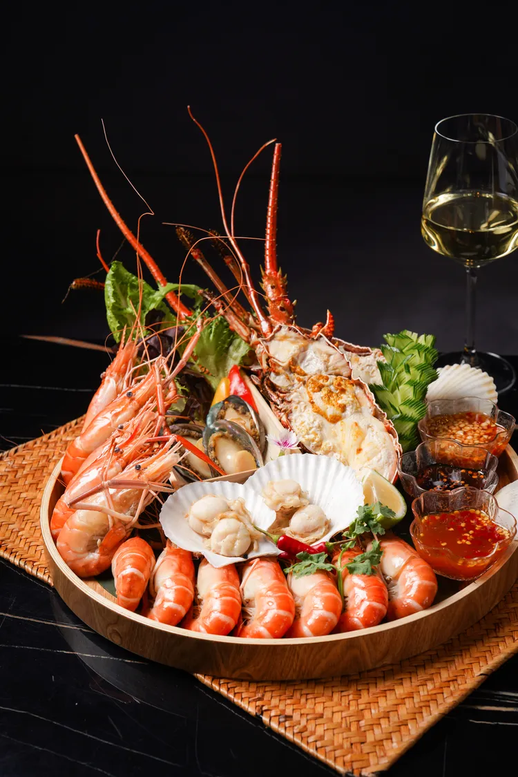 期間滿額可享豪華海鮮盤免費吃。承億酒店提供
