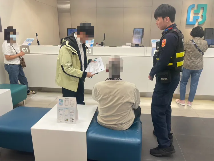 77岁陈姓老翁在女网友甜言蜜语下以房产抵押贷款，到银行办理黄金存折打算投资200万元，被警方及银行及时拦阻。民众提供