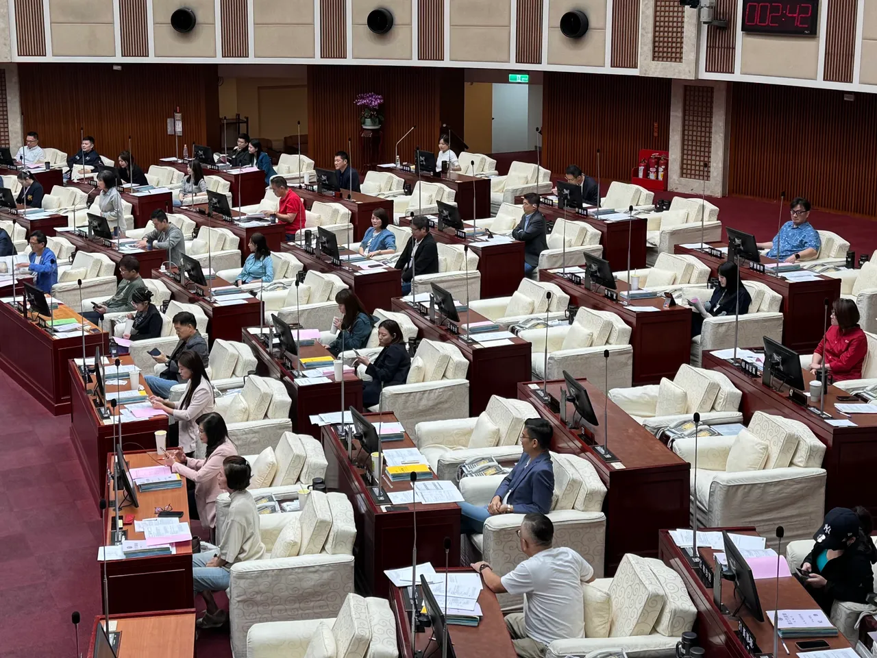 北市议会通过与新光人寿合意解约案，蓝绿白议员齐声喊「支持辉达、尽速签约！」现场气氛热络。张彩茜摄