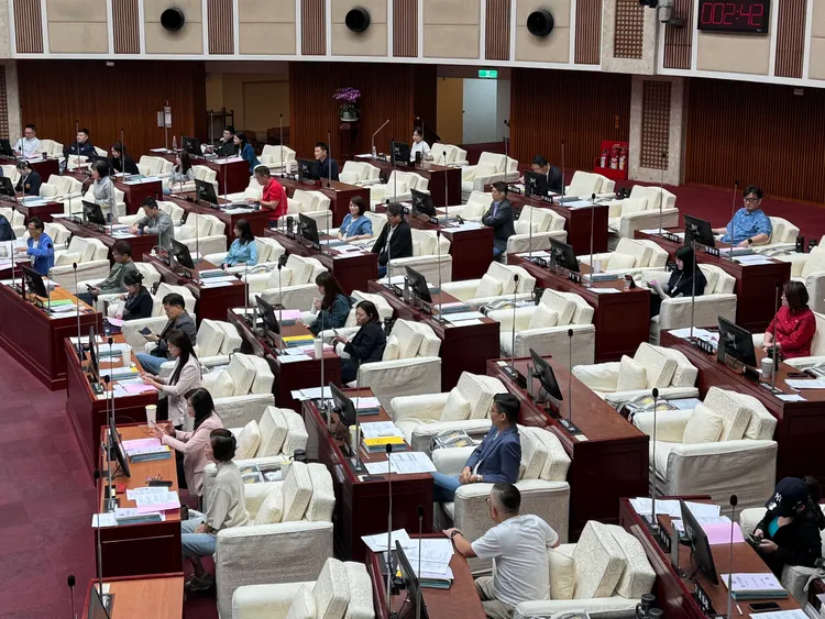 北市議會通過與新光人壽合意解約案，藍綠白議員齊聲喊「支持輝達、儘速簽約！」現場氣氛熱絡。張綵茜攝