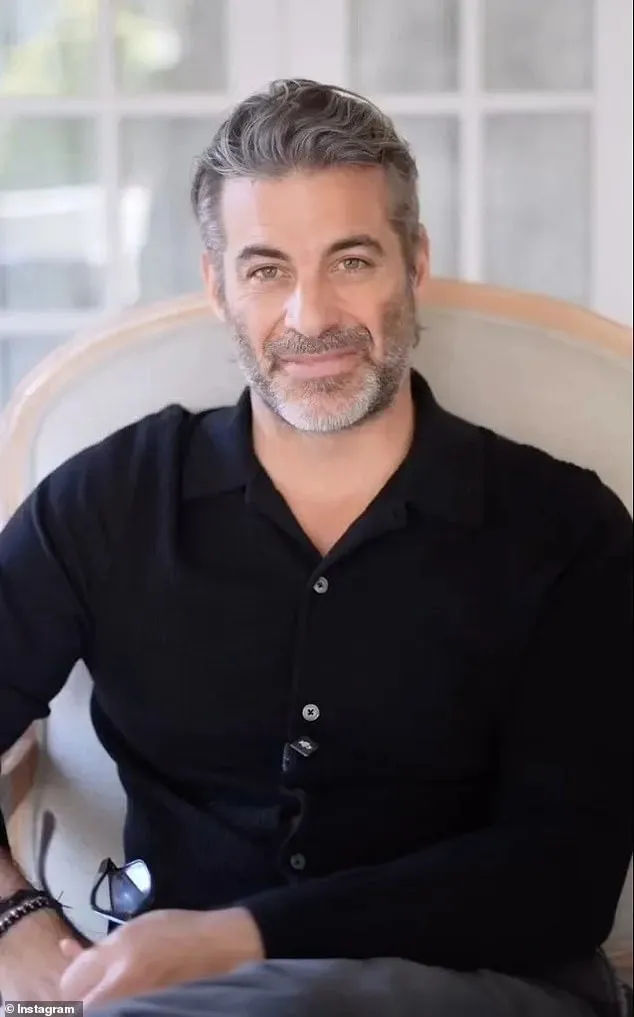 柯蒂斯是一名生活教练与爱情导师，也自称为「转化教练与催眠治疗师」。