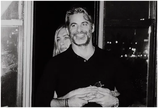 安妮斯顿官宣认爱帅气催眠师　晒超甜蜜抱抱照「珍惜你」