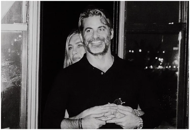 珍妮佛安妮斯顿（后）分享从后方抱住男友的甜蜜合照，官宣两人恋情。翻摄IG