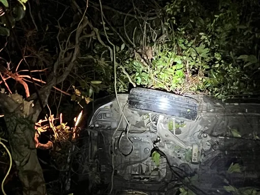 新店小客车疑天雨路滑坠6米深坡　妻跳车求生、夫遭夹困2小时腿骨折获救