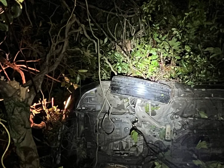 一对老夫妻昨驾车疑似打滑翻落6米边坡，丈夫受困2小时获救。翻摄画面