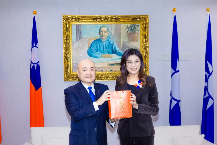 國民黨主席鄭麗文13日於中央黨部，接見日本台灣交流協會代表片山和之一行。國民黨提供