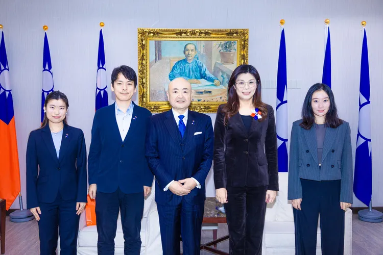 國民黨主席鄭麗文13日於中央黨部，接見日本台灣交流協會代表片山和之一行。國民黨提供