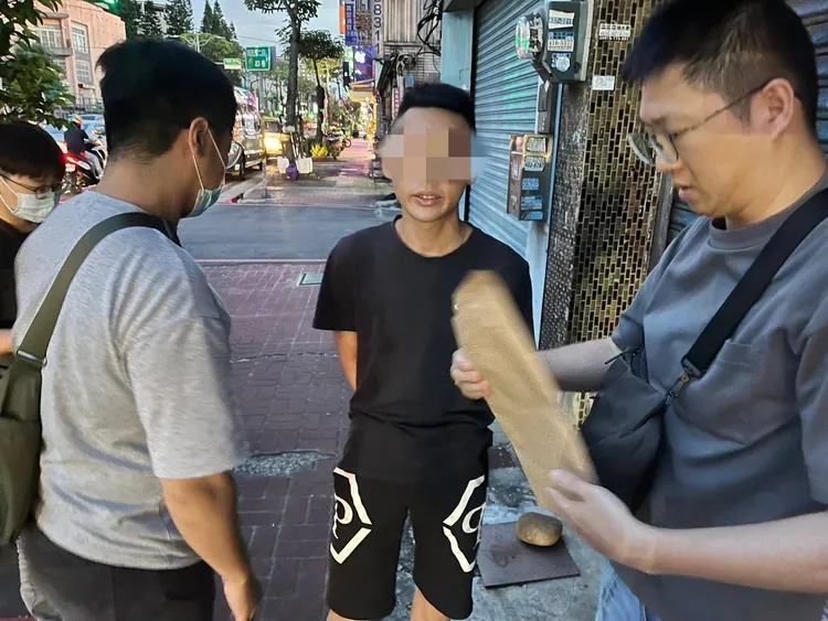 壢警聯合少年隊兵分多路搜捕天道盟同心會成員經營的應召站相關人等。翻攝畫面